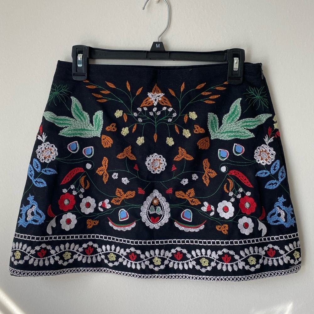 Floral embroidered mini skirt